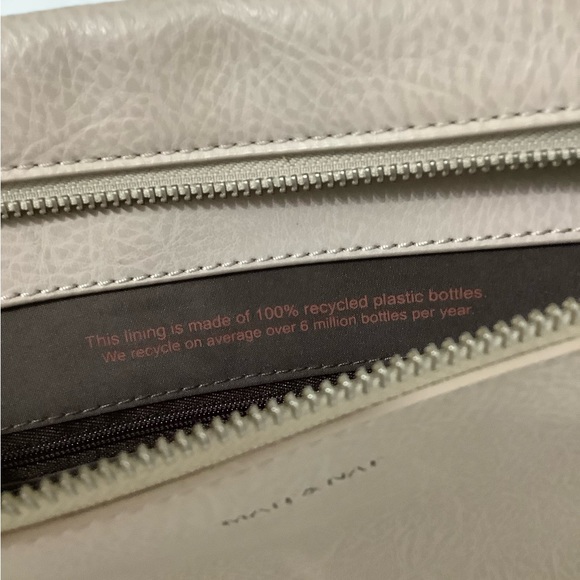 Matt & Nat Sleek recycling bottle vegan leather beige clutch - Picture 4 of 8